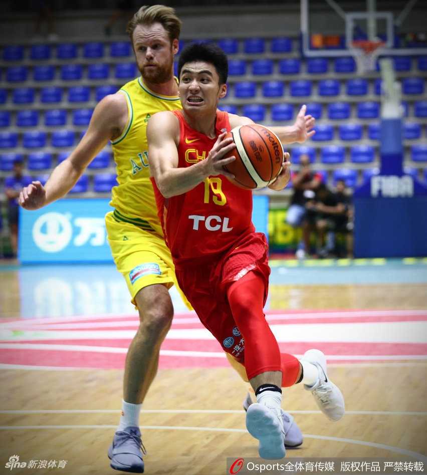 男篮亚洲杯记忆:那一夜,青春的中国队倒在强悍澳洲面前 看台上的姚明神情严肃,他双手抱胸,目光深邃,目睹着年轻的队伍在成长路上必须经历的阵痛。