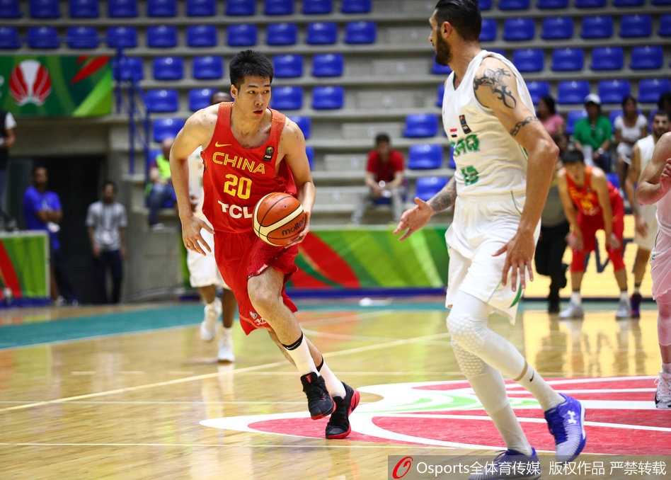 男篮亚洲杯:中国队一分险胜伊拉克,蓝队众将演绎惊心动魄逆转 胡金秋在对方长臂林中强硬起跳,用指尖将球稳稳拨向篮筐,眼神中透露出与年龄不符的坚定与凶悍。