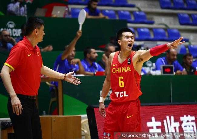 男篮亚洲杯:中国队一分险胜伊拉克,蓝队众将演绎惊心动魄逆转 刘晓宇在弧顶压低重心,眼神如扫描仪般掠过全场,一手运球一手指挥,试图在铜墙铁壁的防守中撕开一道缝隙。