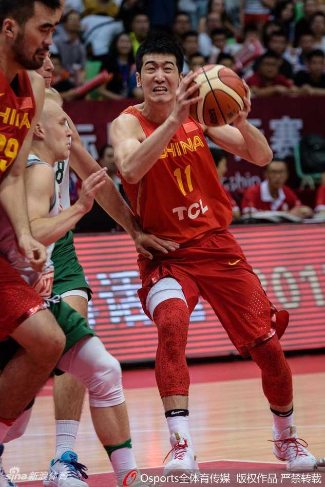 老将易立如灵猫般穿梭于立陶宛防守丛林中，他轻舒猿臂，以一记飘逸的挑篮穿越对手的封盖，展现了CBA赛场常青树的精湛技艺。