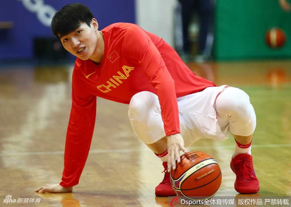 男篮蓝队京沪备战冲刺,易建联领衔全神贯注雕琢投篮 易建联在训练中目光如炬,高高跃起稳稳出手,篮球在空中划出完美弧线直坠篮网。