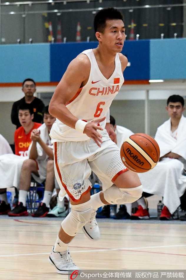 男篮蓝队奥克兰破风 郭艾伦李根联手撕裂新西兰防线 李根在低位接球后背身顶住防守者,肌肉线条在对抗中绷紧,他正利用强壮的身体作为支点向内线碾压,试图用最直接的方式完成进攻。