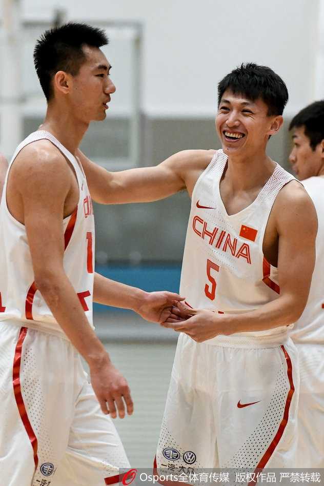 男篮蓝队奥克兰破风 郭艾伦李根联手撕裂新西兰防线 曾令旭在三分线外接球后果断出手,皮球在空中划过一道弧线,他的眼神紧紧跟随球的轨迹,这记关键的投篮帮助球队稳住了领先局面。