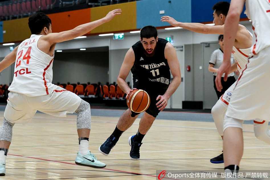 男篮蓝队奥克兰破风 郭艾伦李根联手撕裂新西兰防线 郭艾伦弯下腰重心压得极低,篮球仿佛黏在手中,他正面对防守球员准备启动突破,眼神中透露出捕捉战机的锐利,下一秒就将撕裂防守。