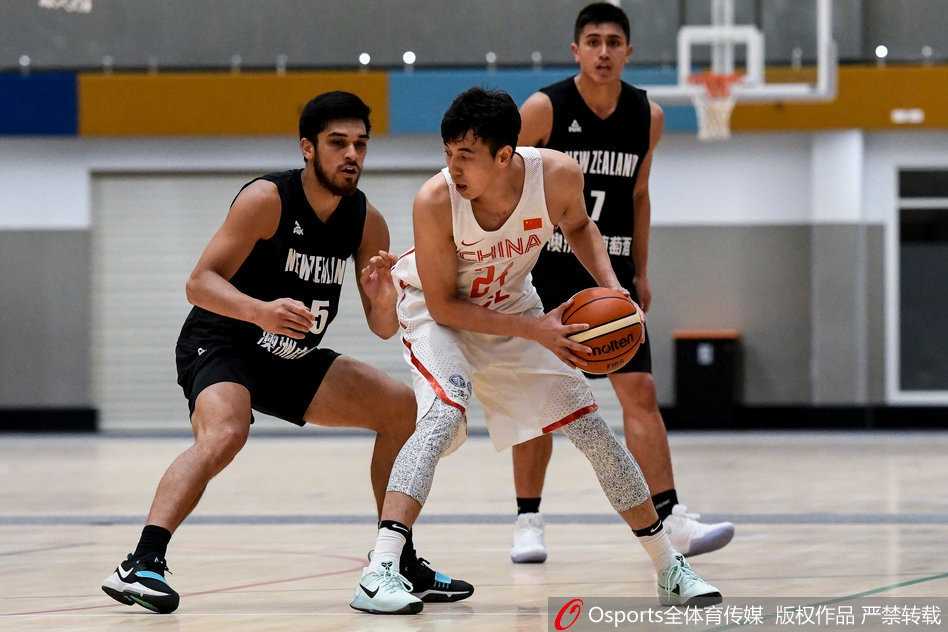 男篮蓝队奥克兰破风 郭艾伦李根联手撕裂新西兰防线 崔晋铭与刘晓宇在三分线外并肩组成防守阵线,两人脚步移动迅速,手臂张开形成屏障,正对新西兰队的持球人实施压迫性的包夹防守。