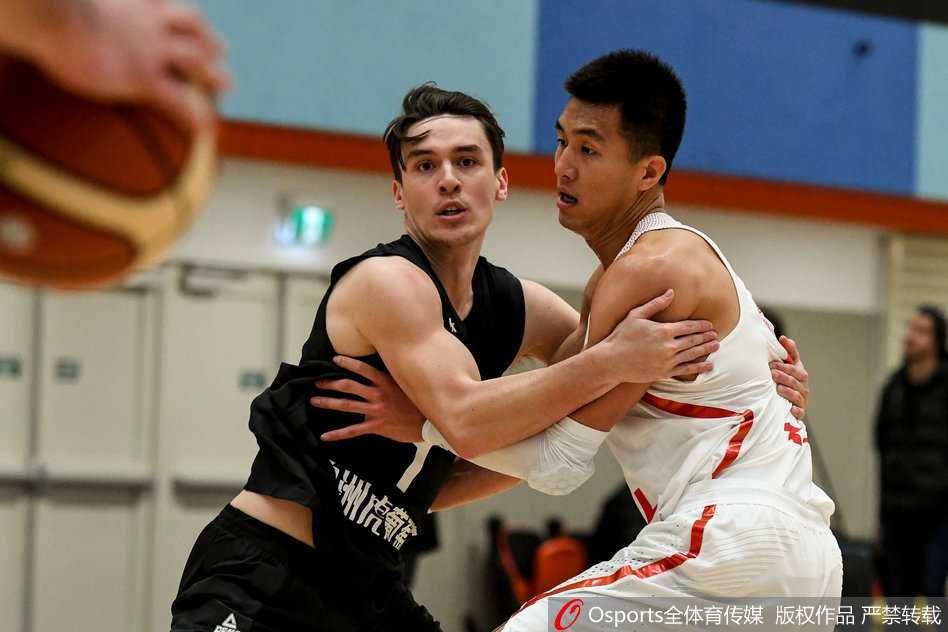 男篮蓝队奥克兰破风 郭艾伦李根联手撕裂新西兰防线 杜锋指导身披厚实羽绒服在场边神情专注,即使身着便装也难掩其对场上每一次攻防转换的敏锐洞察,双手插袋却仿佛随时要掷出战术指令。