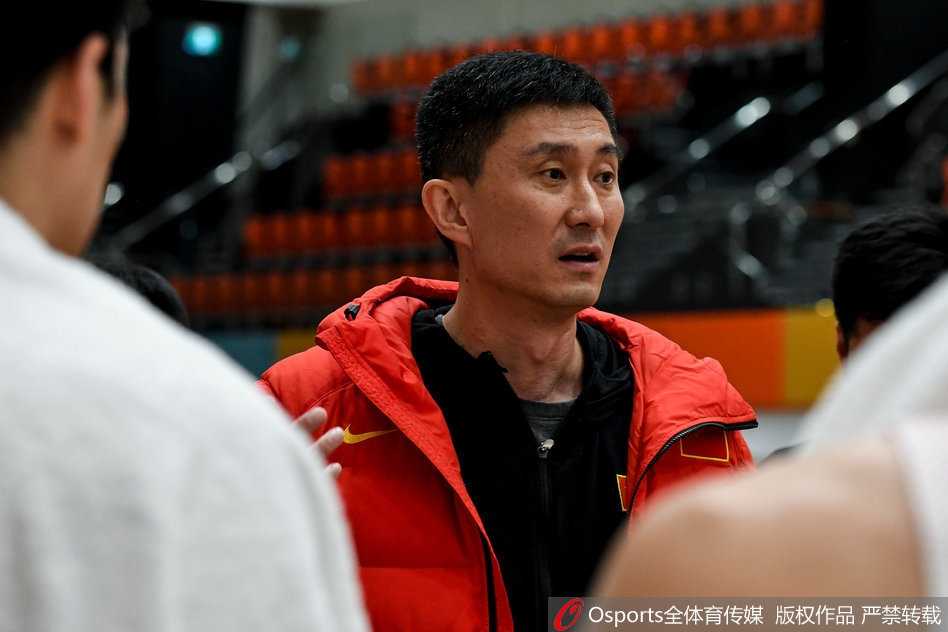 男篮蓝队奥克兰破风 郭艾伦李根联手撕裂新西兰防线 赢球后的中国男篮蓝队球员们围在一起,郭艾伦与队友击掌相庆,每个人脸上都洋溢着胜利的喜悦,这场客场胜利是对团队努力的最好回报。