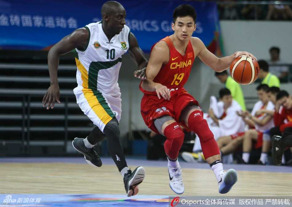 内线对抗中，胡金秋奋力跃起与对手争抢篮板球，充满斗志的脸上写满了对胜利的无限渴望。