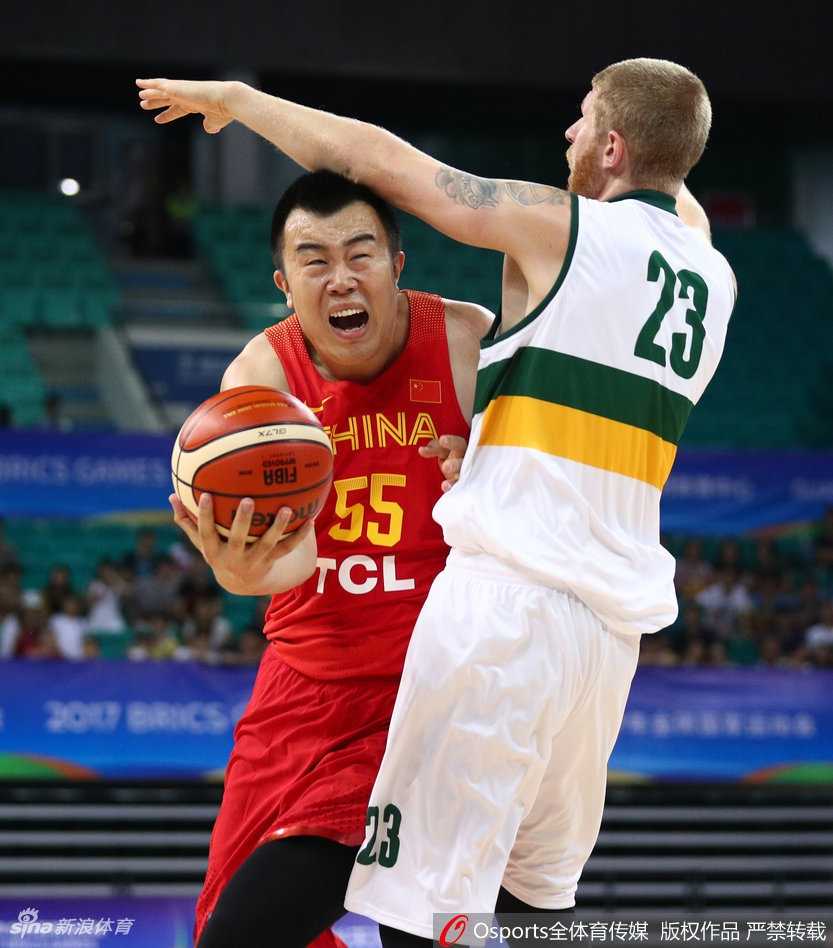 李敬宇在外线觅得良机果断出手，皮球划过一道完美的弧线飞向篮筐，这是他标志性的射手本能。