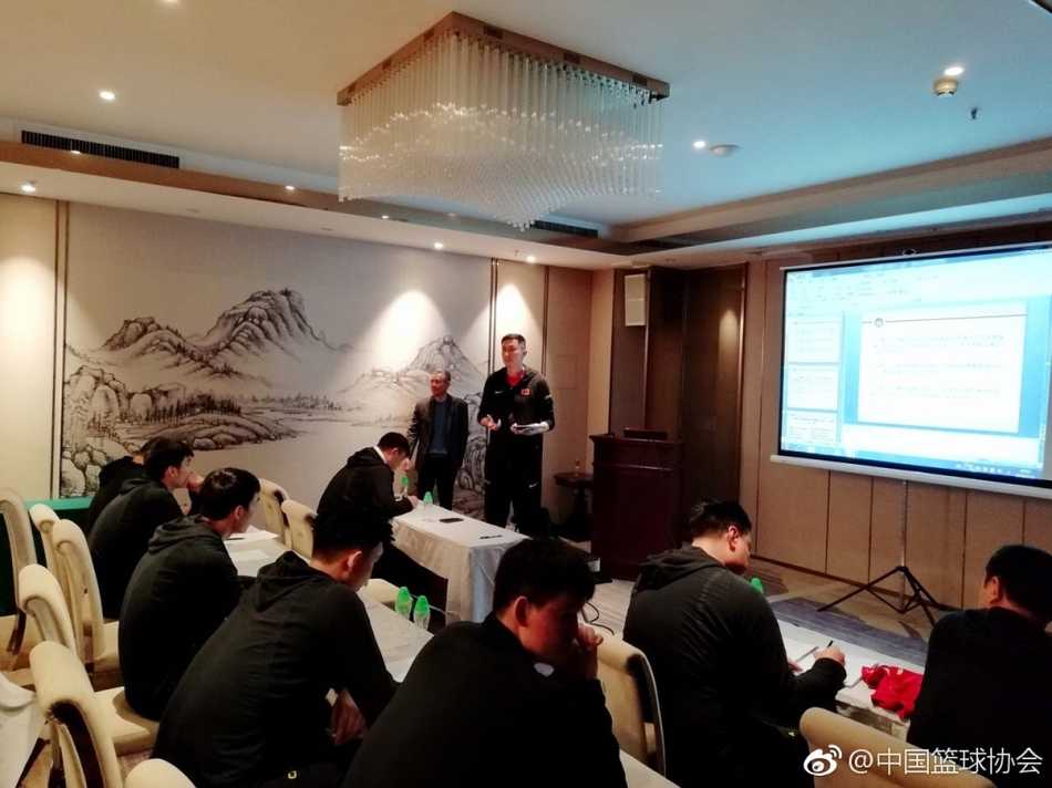 主教练杜锋坐在台下神情严肃认真聆听授课，身旁的教练组其他成员也沉浸在对十九大精神的学习氛围中