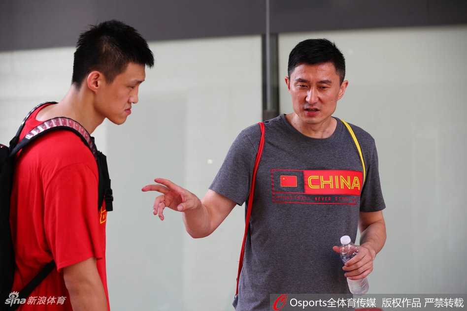 男篮蓝队贝鲁特蓄势:肌肉紧绷,只为洗牌前一战的遗憾 韩德君在内线要位,双臂肌肉紧绷如山,身后防守者面露难色。