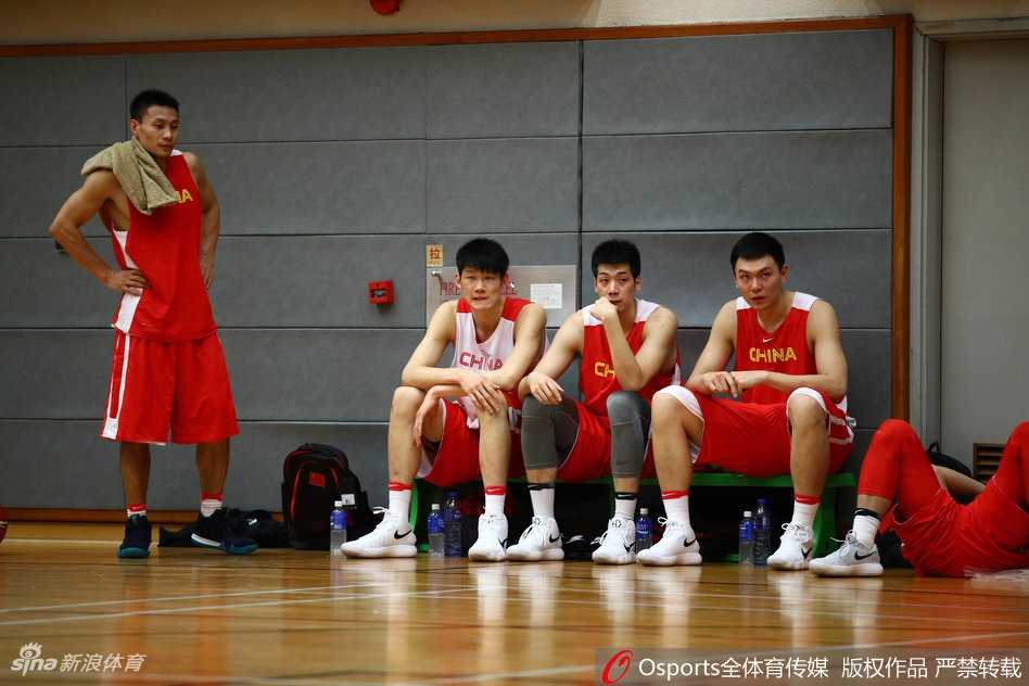 男篮蓝队香港备战风云:易建联领军剑指世预赛 蓝队将士们在进行战术跑动训练,尽管汗水浸湿了球衣,但每个人的眼神都充满了对胜利的渴望。