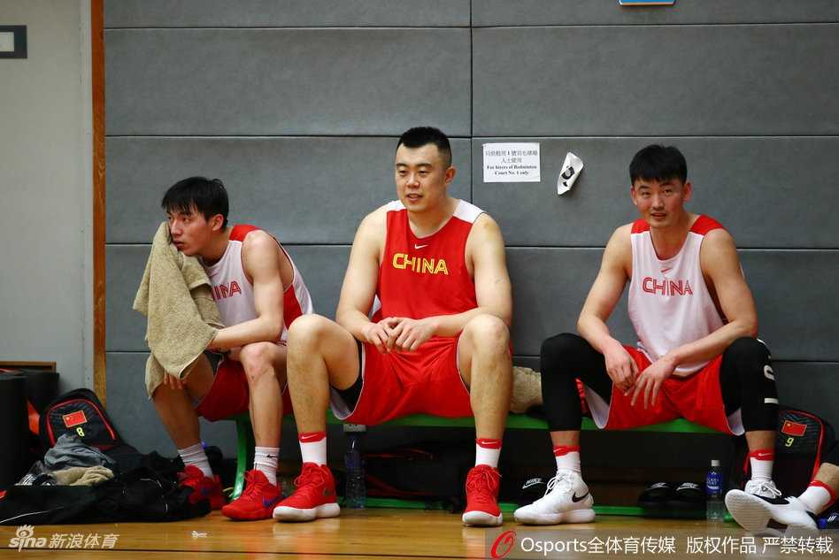 男篮蓝队香港备战风云:易建联领军剑指世预赛 胡金秋在内线卡位要球,年轻的面庞上写满了坚毅,这位小将正努力在蓝队中承担起更重的责任。