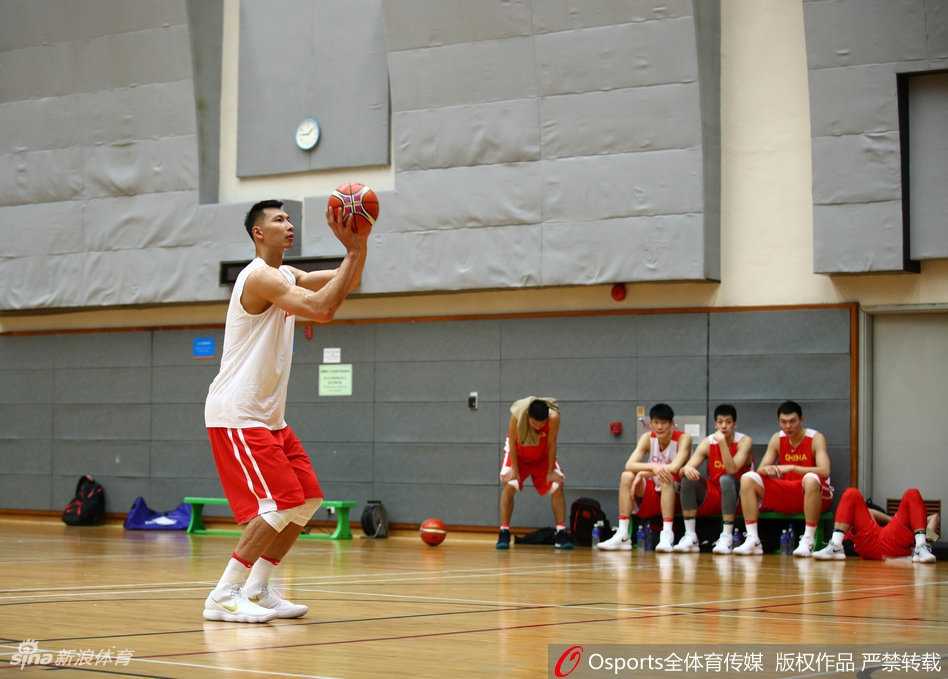 男篮蓝队香港备战风云:易建联领军剑指世预赛 郭艾伦在训练中加速突破,尽管手腕仍有不适,但他依然全力以赴,用灵活的运球撕开对手的防线。