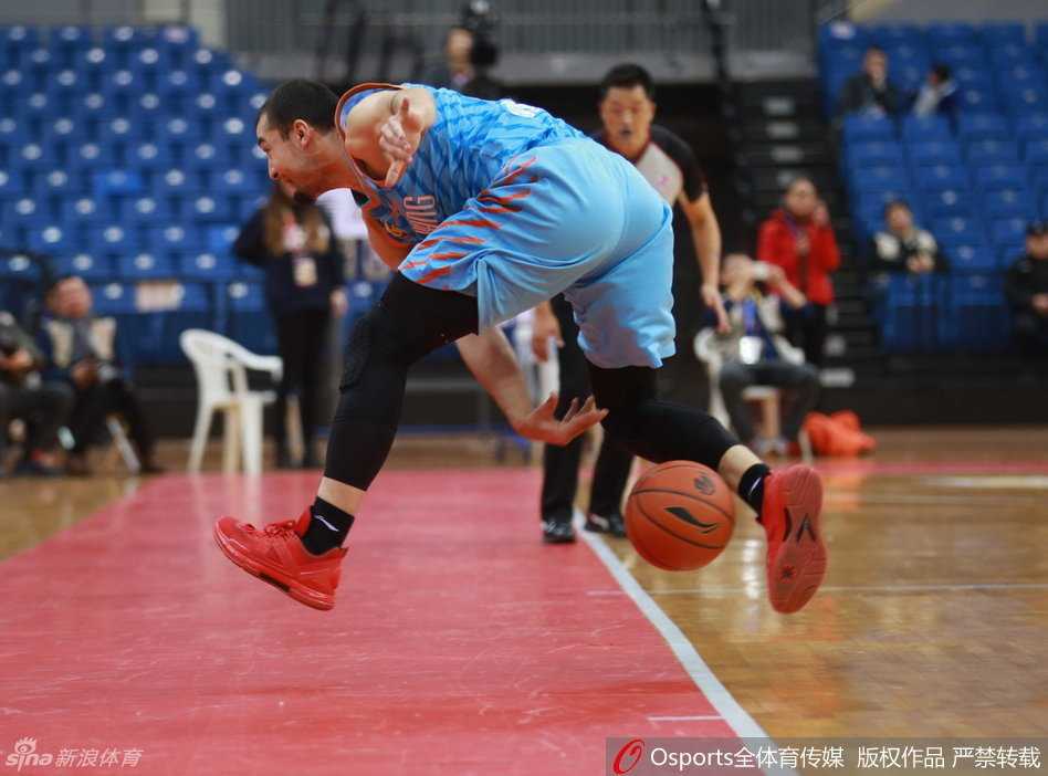 疆土无双:周琦率新疆攻克青岛,季后赛前奏已然吹响 李根在挡拆后错位面对大个子,冷静抛投划出美妙弧线