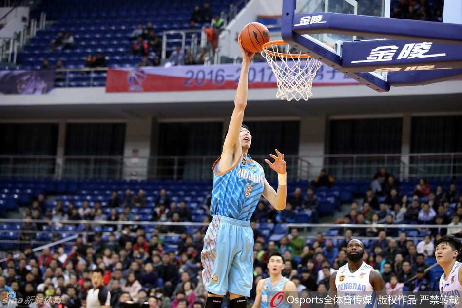 疆土无双:周琦率新疆攻克青岛,季后赛前奏已然吹响 周琦在对手严防下依然高举高打,单手劈扣展现中国长城威力