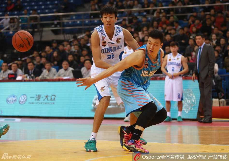 疆土无双:周琦率新疆攻克青岛,季后赛前奏已然吹响 布莱切利用梦幻脚步晃开防守,轻舒猿臂抛投打板入筐