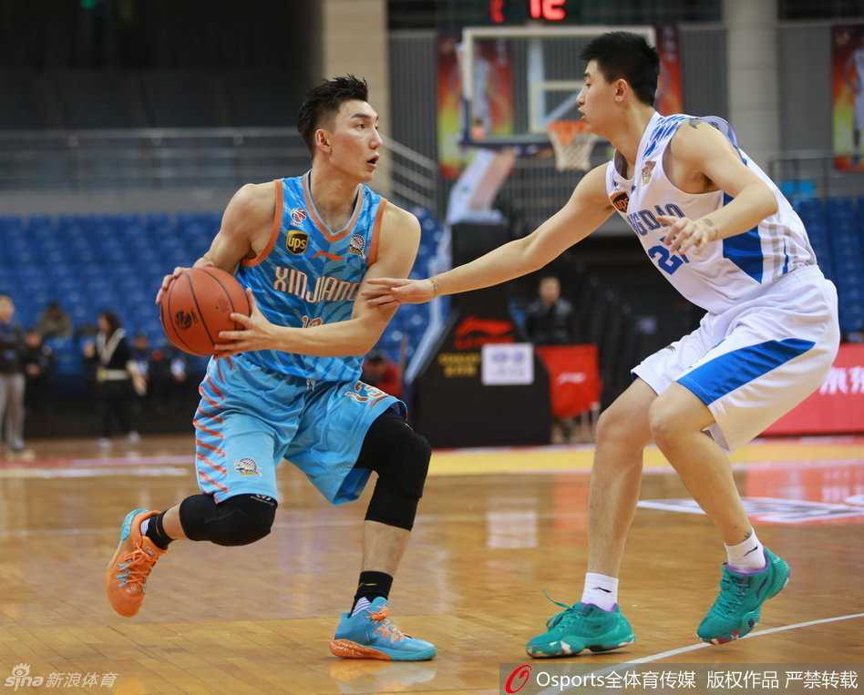 疆土无双:周琦率新疆攻克青岛,季后赛前奏已然吹响 俞长栋篮下强起造成犯规,肌肉碰撞间尽显硬汉本色
