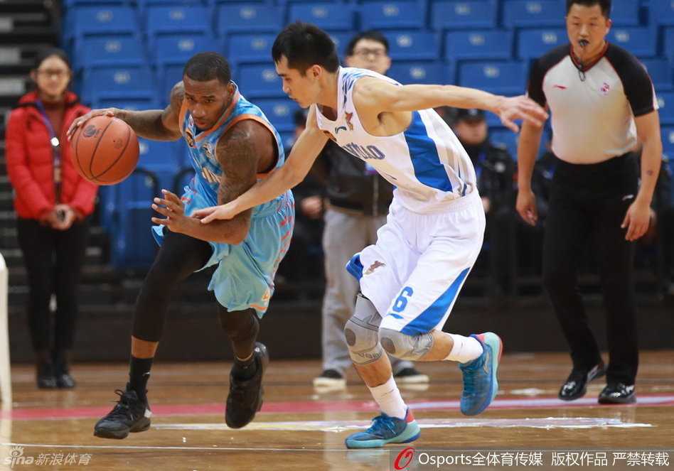 疆土无双:周琦率新疆攻克青岛,季后赛前奏已然吹响 可兰白克飞身扑救界外球,奋不顾身的防守诠释铁血精神