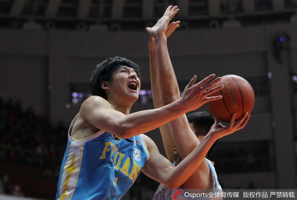 赵泰隆迎着防守干拔三分，皮球应声入网，他紧握拳头怒吼，彰显着福建队不屈的斗志。