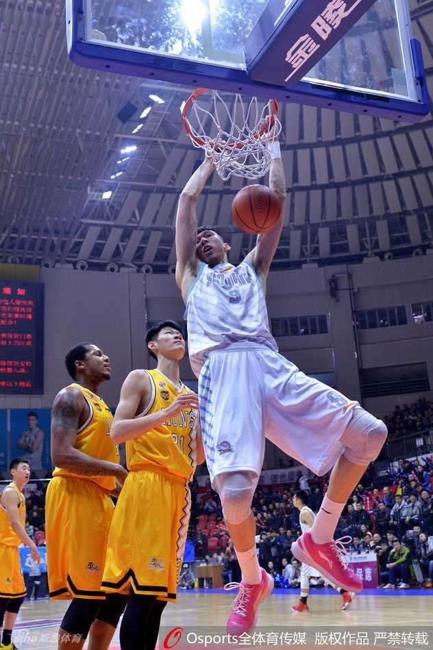 新疆队锋线尖刀可兰白克-马坎如利刃出鞘，在快攻中接队友长传，他甩开所有防守者，眼神坚毅地望向前方，轻盈地将球送进篮筐，完成了一次漂亮的防守反击。