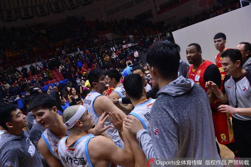 疆深赛后火爆冲突,外援萨林杰怒踹广告牌 深圳外援萨林杰如同一头被激怒的公牛,在安保人员和队友组成的人墙中左冲右突,他满脸通红,手臂奋力挥舞,只想冲破阻拦冲向主队通道深处。