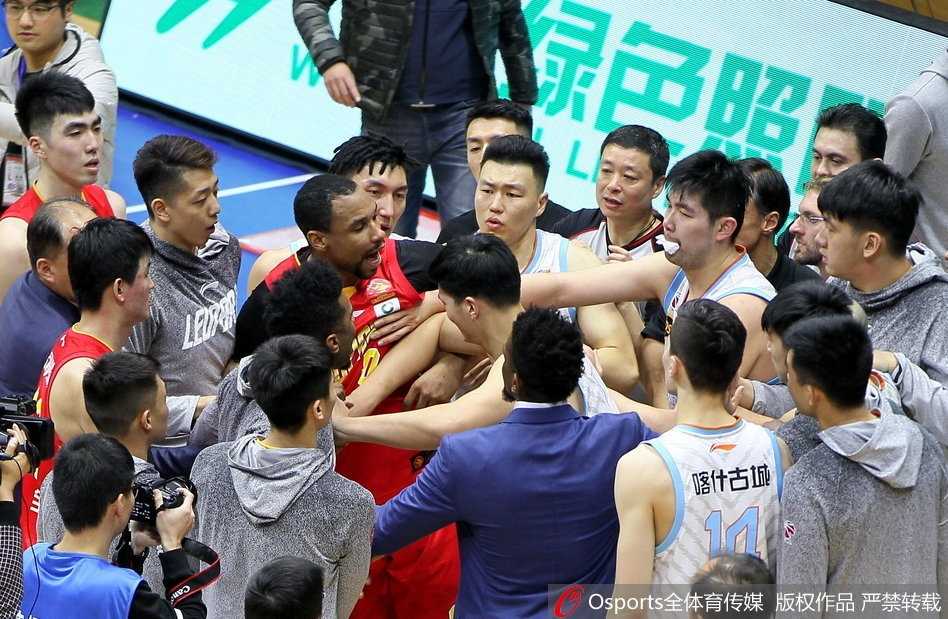 疆深赛后火爆冲突,外援萨林杰怒踹广告牌 事件平息后,现场工作人员蹲在地上,仔细查看那块被踹坏的广告牌,零散的碎片散落在地,背景里球员通道的灯光显得格外刺眼而冷清。