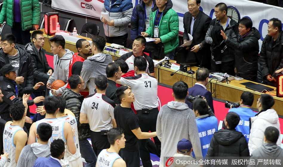 疆深赛后火爆冲突,外援萨林杰怒踹广告牌 在一片混乱之中,西热力江被队友簇拥着快速离开,他回头望向身后的嘈杂,脸上带着一丝不屑与冷静,仿佛在说场上见真章才是真本事。