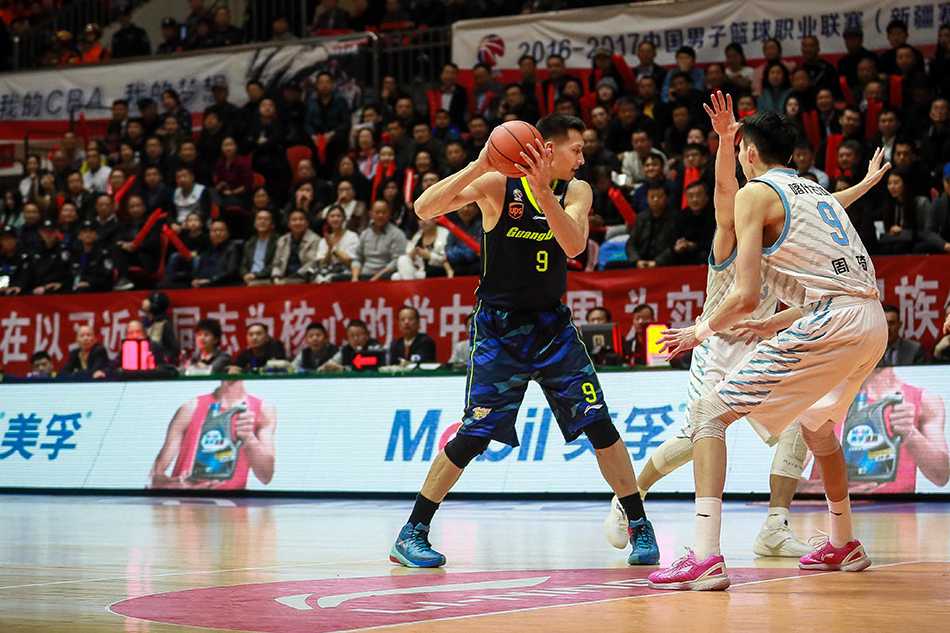 新疆广汇队外援亚当斯如闪电般撕裂广东防线，在易建联与周鹏的联手围堵下强行突破上篮