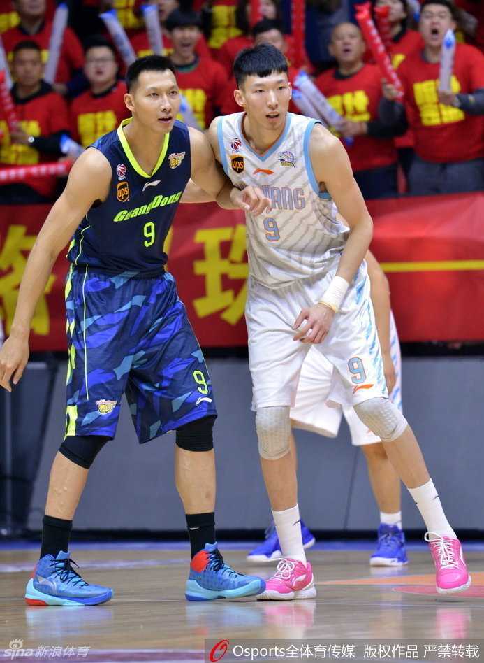 易建联陷入新疆队重重围困，周琦和队友形成合围之势，阿联面框强行寻找传球路线