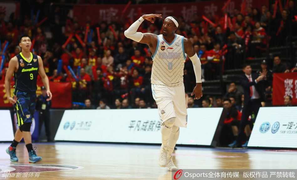 西热力江在三分线外张弓搭箭飙射三分，皮球划出完美弧线，防守球员封盖为时已晚