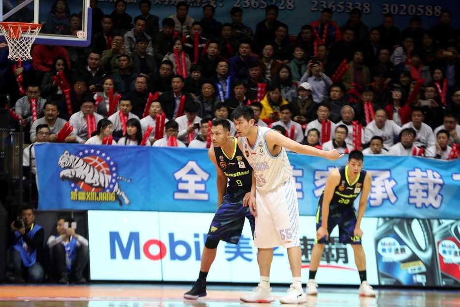 疆粤大战烽火起,卫冕冠军红山主场惨遭华南虎血洗 新疆队核心亚当斯面对广东队赵睿如同牛皮糖一般的贴身紧逼,他奋力向前冲刺,肌肉的碰撞在瞬间迸发出力量感,试图撕开这道防线,但广东队的防守体系早已布下天罗地网。