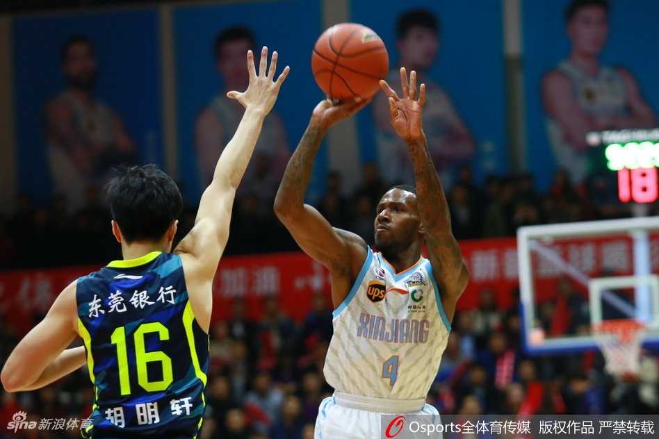 疆粤大战烽火起,卫冕冠军红山主场惨遭华南虎血洗 新疆队主帅在场边焦急地指挥着场上球员,他双手摊开,脸上写满了无奈与焦急,身后的看台上,身穿白色T恤的新疆球迷们眼神中充满了失望,他们高举的手臂此刻也显得无力。