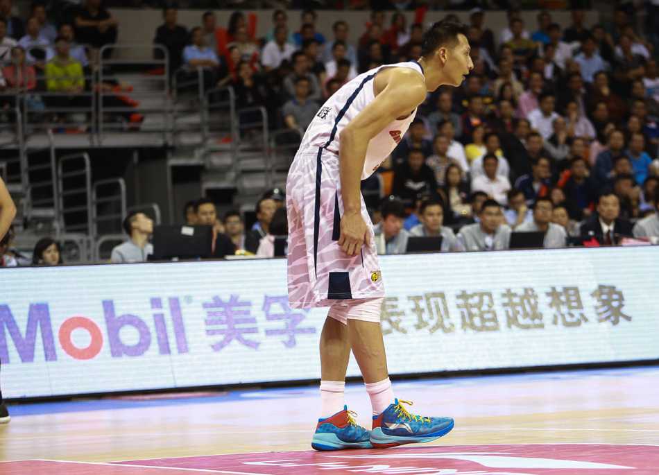 决战紫禁之巅，双方球员神情肃穆，在中圈准备跳球，比赛一触即发。