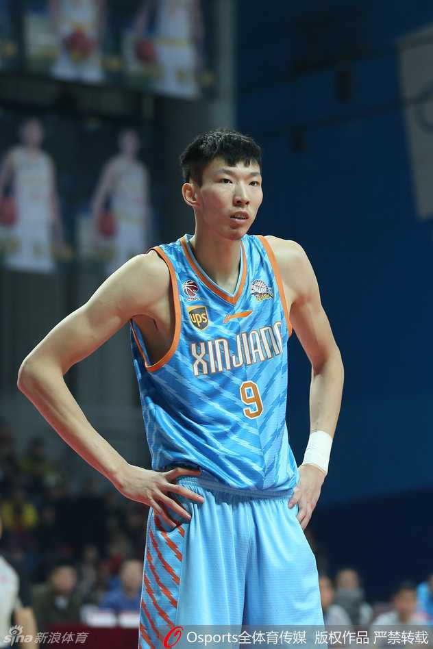 疆粤大战铸传奇 飞虎加冕新王登基 特写镜头下的周琦,眼神专注而犀利,汗水顺着脸颊滑落,这位新疆队的年轻核心在场上散发着与年龄不符的成熟与杀气。