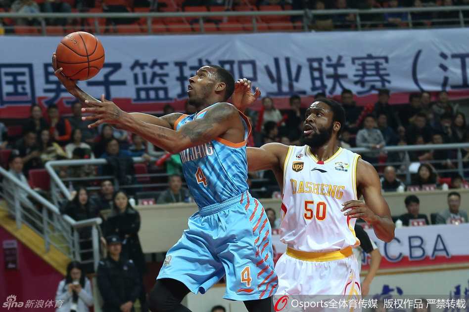 疆粤大战铸传奇 飞虎加冕新王登基 亚当斯再次持球强行突破,他就像一把尖刀,不顾一切地直插对手腹地,即便面前是铜墙铁壁,也无法阻挡他冲击篮筐的决心。