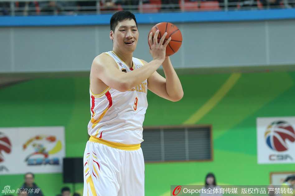 疆粤大战铸传奇 飞虎加冕新王登基 老将唐正东在低位牢牢卡住位置,他沉稳地持球,利用厚实的身躯背打对手,每一次运球都充满了力量与经验。