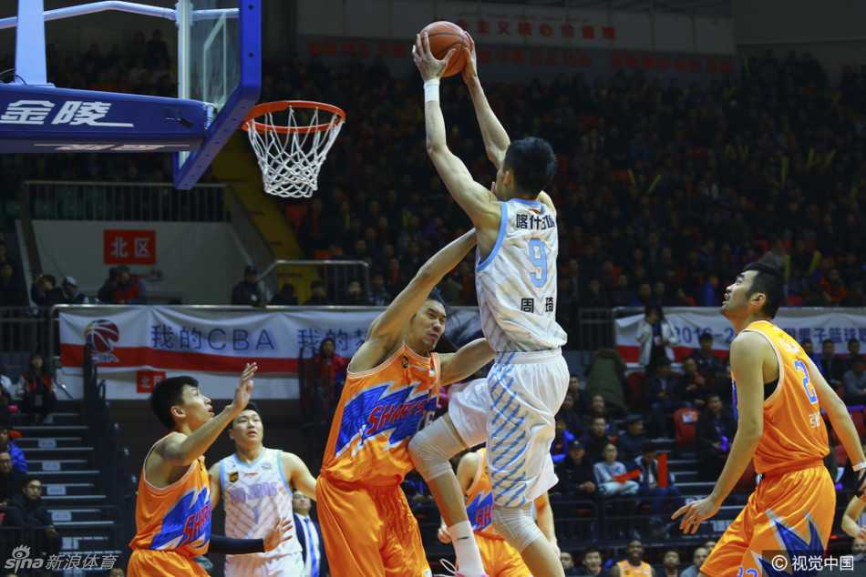 疆粤大战风云录 篮下肉搏显英雄本色 周琦持球强攻,面对多人合围仍奋力将球托起,眼神里满是对篮筐的渴望