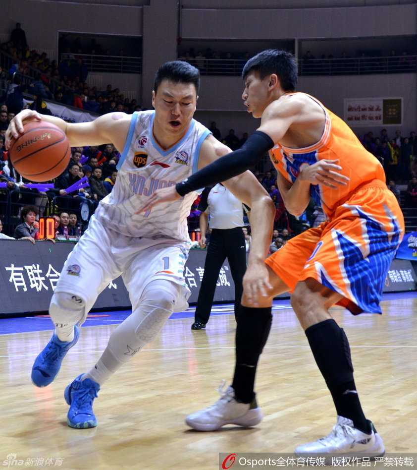 疆粤大战风云录 篮下肉搏显英雄本色 李根强突内线,肌肉紧绷对抗防守,弗雷戴特飞身封盖送上钉板大帽