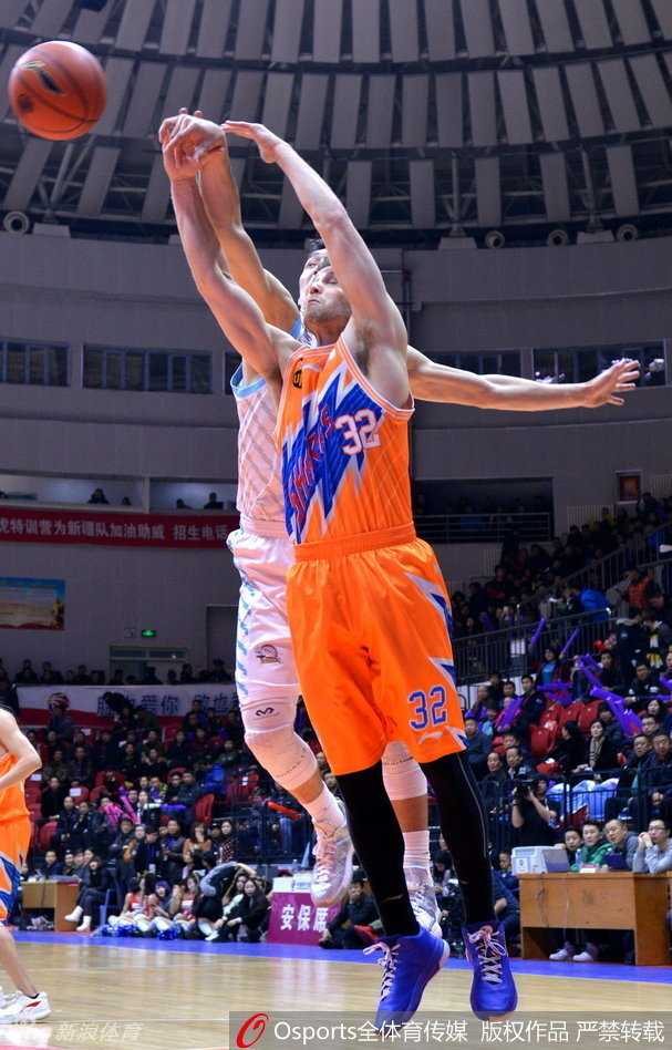疆粤大战风云录 篮下肉搏显英雄本色 张兆旭奋不顾身飞身救球,身体完全舒展,眼神紧追皮球轨迹
