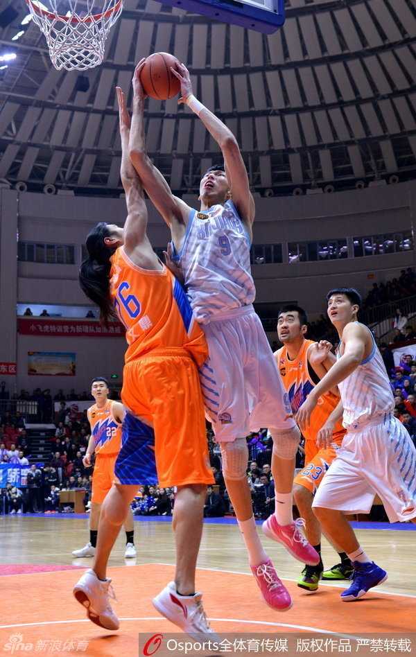 疆粤大战风云录 篮下肉搏显英雄本色 曾文鼎面对防守强行起跳灌筐,双手紧抓篮圈,身体悬挂在空中气势如虹