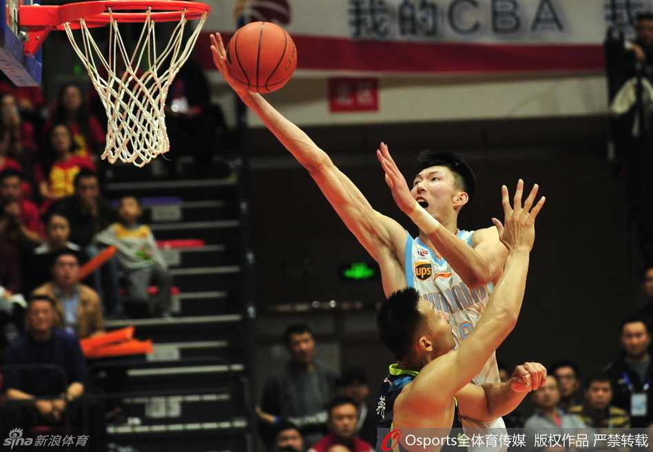 疆粤对决烽烟录:周琦硬撼易建联,西热烈焰燃尽英雄泪 广东队主教练杜锋表情严峻,眼神如电,他紧盯着场内每一次判罚,脸上写满了对局势的焦虑与对胜利的极致渴望。