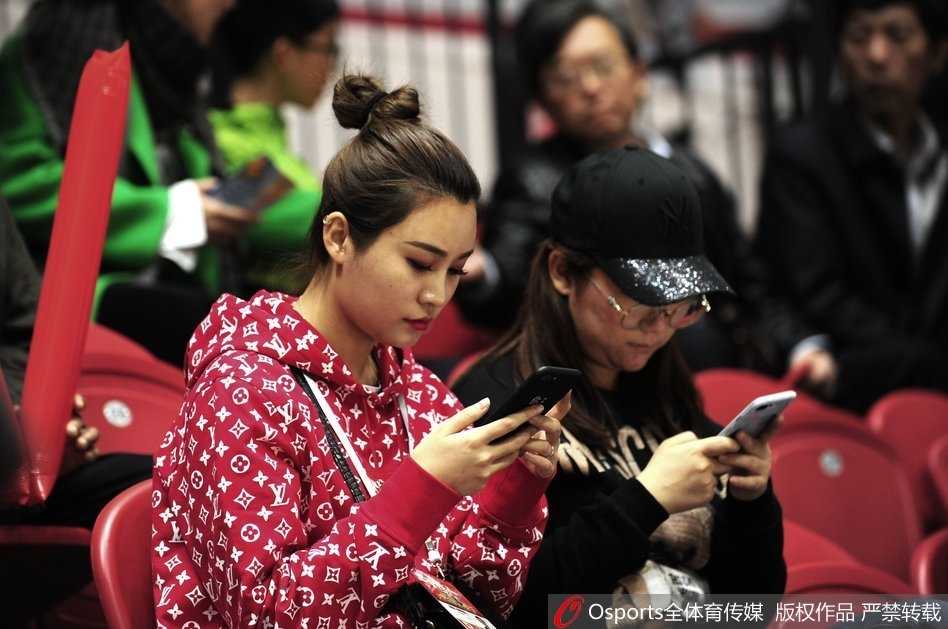 李根妻子王星洋现身红山体育馆看台，她以元气满满的丸子头造型亮相，面带微笑神情专注，为场上的丈夫默默加油助威。