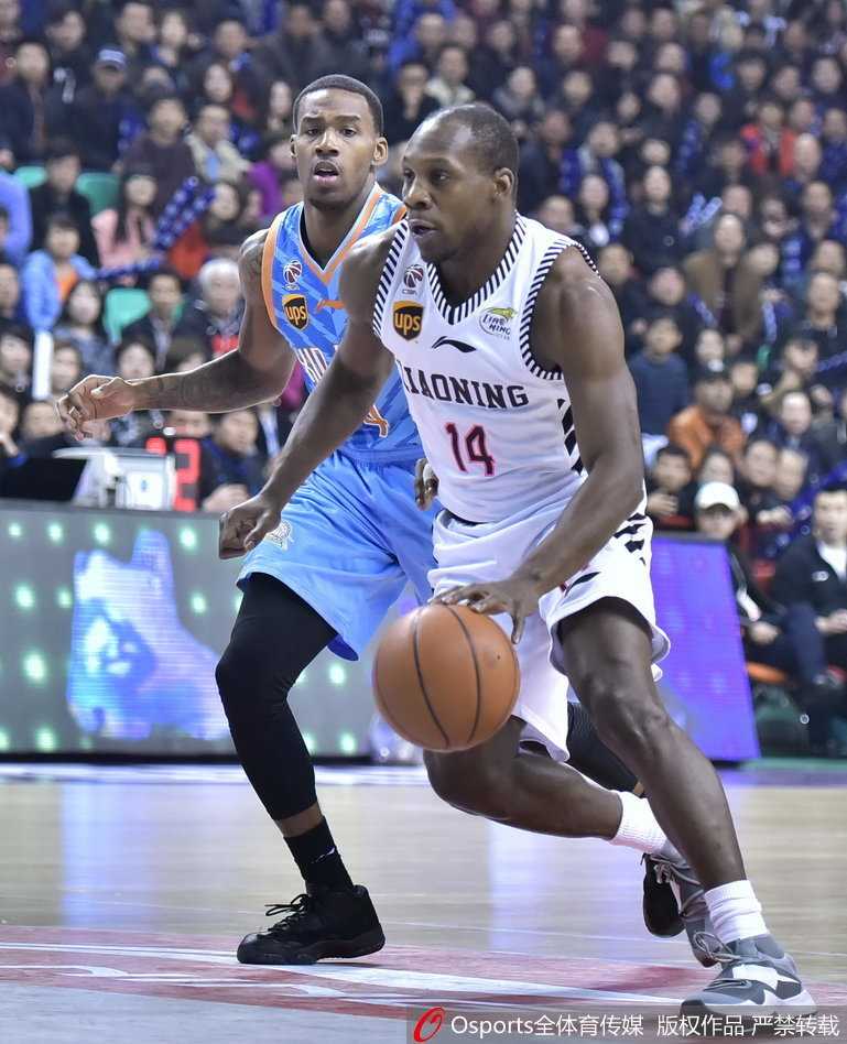 激烈的拼抢后，裁判的哨声打破了场上的平衡。西热力江情绪激动地摊开双手，与相熟的刘志轩进行着简短的交谈，随即又转身与裁判进行交涉，试图为球队争取一个有利的判罚。