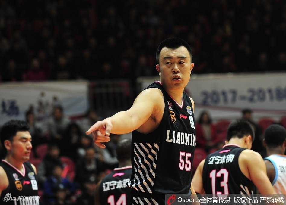 新疆飞虎众将眼神坚毅，在主场漫天呐喊声中严阵以待，誓要捍卫卫冕冠军的荣耀。