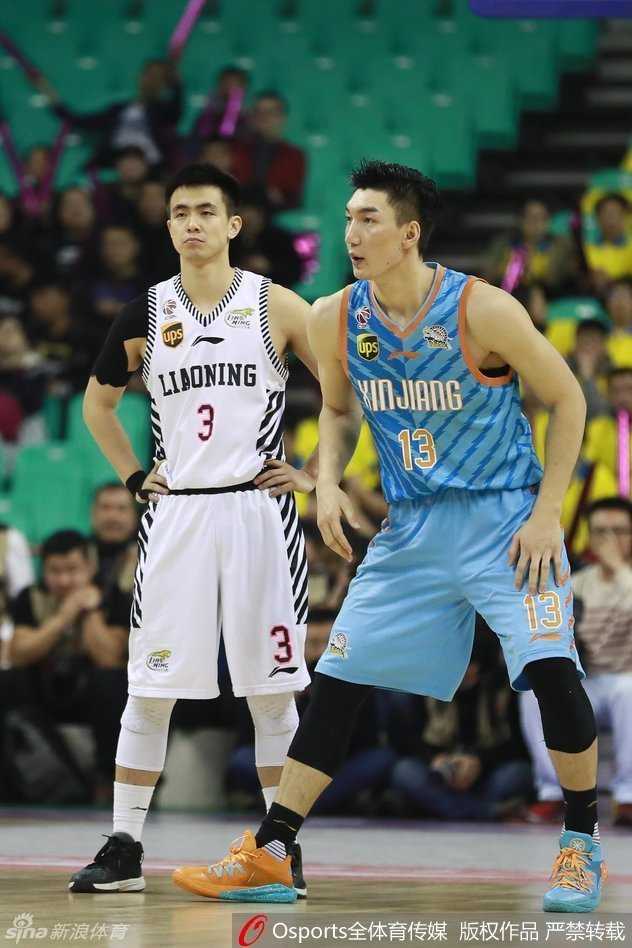 疆辽大战经典瞬间 那些年我们追过的男篮热血对决 白热化拼抢西热力江张开双臂死贴防守,韩德君奋力卡位,地板上的每一寸都在诉说着疆辽大战的惨烈与胶着。