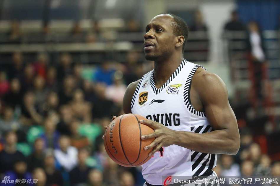 疆辽大战经典瞬间 那些年我们追过的男篮热血对决 哈德森运球疾驰,他眼神犀利盯着前方,作为辽宁最锋利的尖刀,每一次持球都让对手防线紧张到窒息。