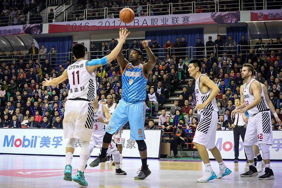 布莱切在弧顶送出巧妙击地传球，篮球穿越辽宁队的防线，精准找到切入的队友，展现了昔日NBA球星的风采。