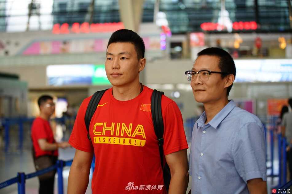 身着厚实羽绒服的中国男篮蓝队队员们现身墨尔本机场，韩德君用棉帽裹得严严实实，用笑容迎接南半球的凛冽冬日。