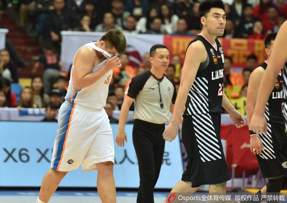 队医冲入场内，迅速用白色毛巾按住徐煜峰流血不止的眉骨，白色的毛巾瞬间被染红一大片